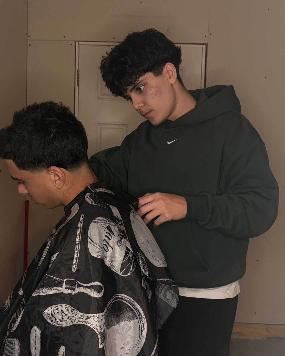Marc Blendz preparing a client for a haircut